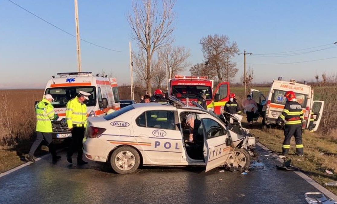 O autospecială de poliție și o ambulanță s-au ciocnit în prima zi din 2021. Ambele autospeciale erau în misiune - FOTO