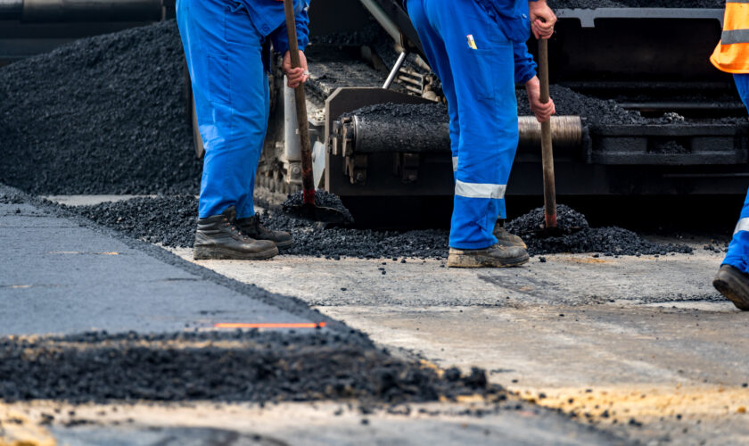 lucrari de asfaltare drum muncitori