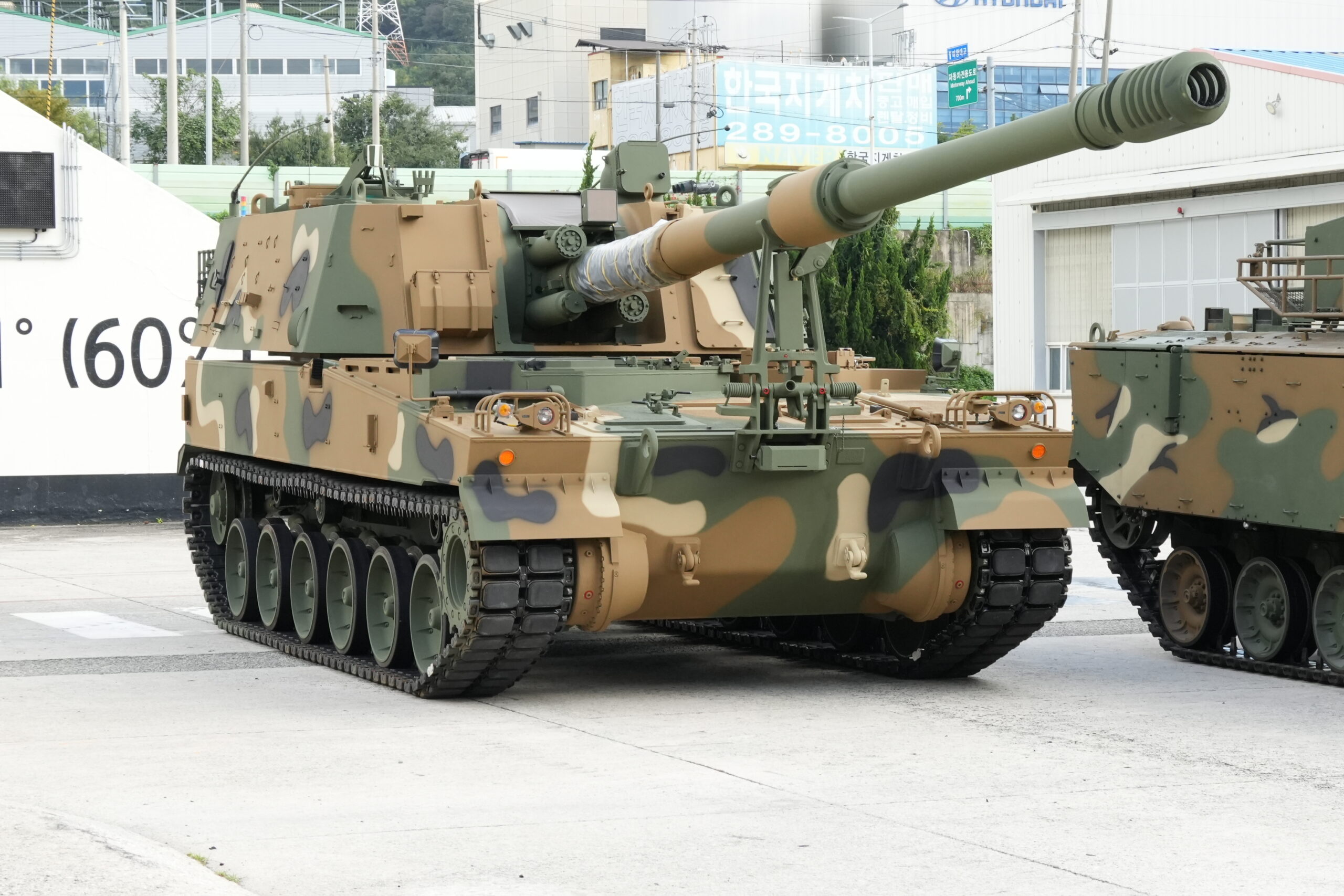 obuzier autopropulsat k9 in fabrica din coreea de sud