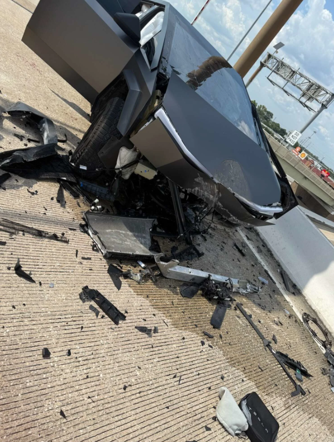 Tesla Cybertruck avariat în accidentul despre care Justine Saint Amour spune că a fost produs de pilotul automat al mașinii. (Hilliard Law/Prin amabilitatea Hilliard Law)